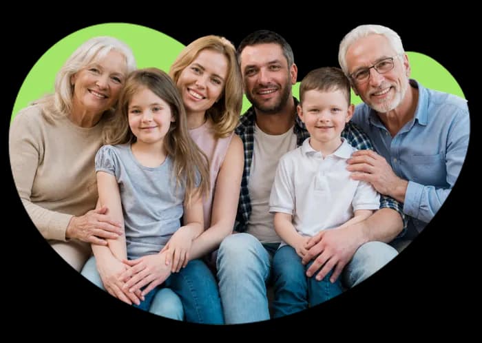Familia protegida con Equidad Seguros Los Olivos